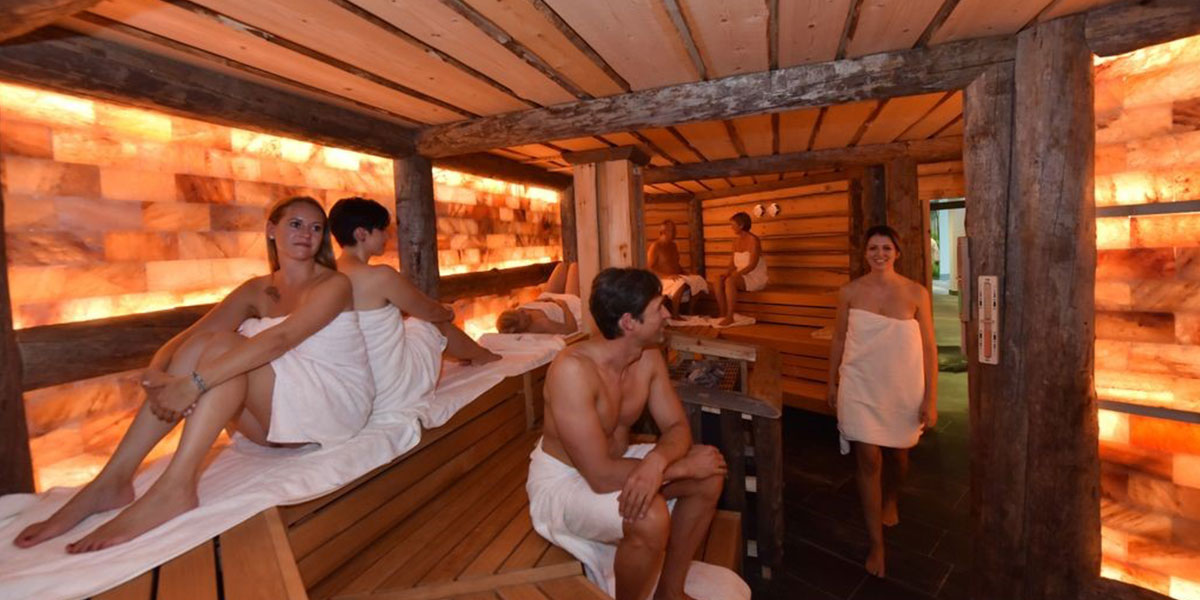 Sauna rustikal mit Personen