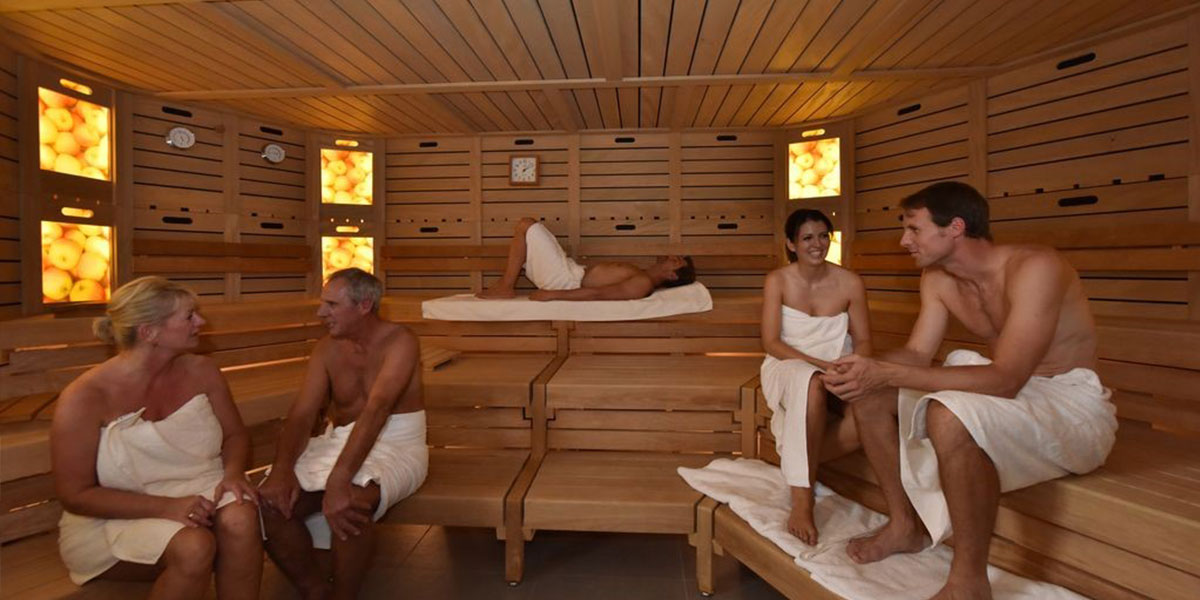 Sauna mit Holzkisten